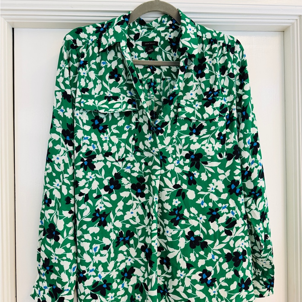 Ann Taylor Green Floral Button-Up Blouse - Size S